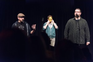 Wettstreit der Dichter: Poetry-Slam-Gewinner Sven Hensel (Mitte) und die Moderatoren David Grashoff (li.) und André Wiesler auf der Bühne